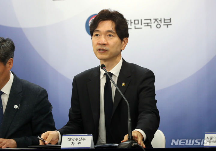 [서울=뉴시스] 배훈식 기자 = 박성훈 해양수산부 차관이 21일 오전 서울 종로구 정부서울청사에서 후쿠시마 오염수 방류 관련 일일 브리핑을 하고 있다. 2023.07.21. dahora83@newsis.com