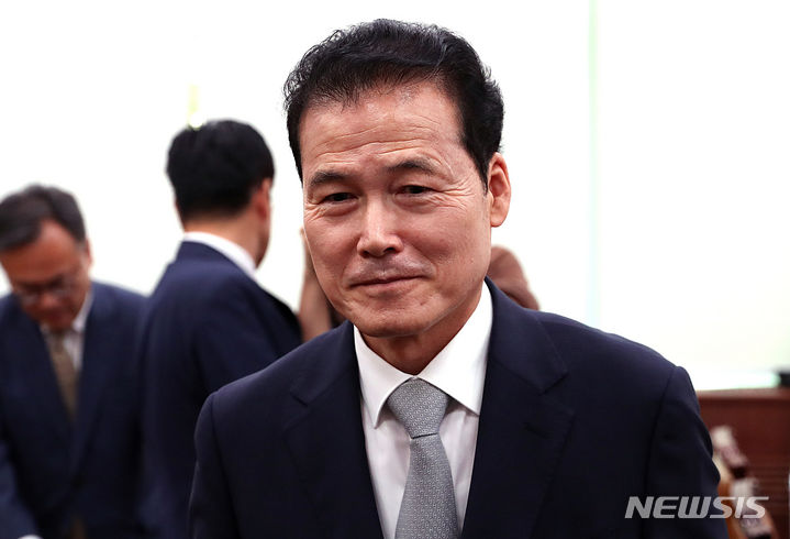 [서울=뉴시스] 이영환 기자 = 김영호 통일부 장관 후보자가 21일 오전 서울 여의도 국회에서 열린 외교통일위원회 전체회의에서 진행 예정인 인사청문회에 출석 후 청문회가 진행되지 않고 정회가 선언되자 회의장을 나서고 있다. 2023.07.21. 20hwan@newsis.com