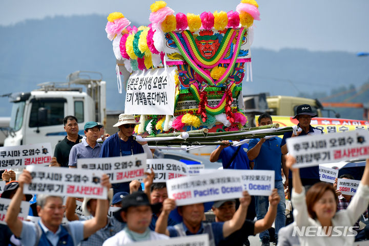 [장흥=뉴시스] 이영주 기자 = 21일 오전 전남 장흥군 회진항에서 일본 후쿠시마 원전 오염수 해양 방류 규탄 대회가 열린 가운데 상여 행진이 진행되고 있다. 2023.07.21. leeyj2578@newsis.com