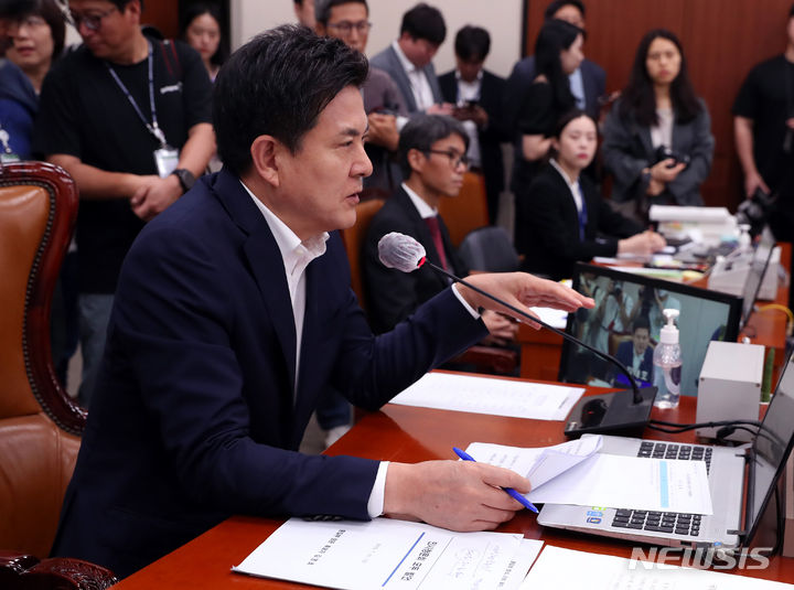 [서울=뉴시스] 이영환 기자 = 김태호 위원장이 21일 오전 서울 여의도 국회에서 열린 외교통일위원회 전체회의에서 진행 예정인 김영호 통일부 장관 인사청문회에서 발언을 하고 있다. 2023.07.21. 20hwan@newsis.com