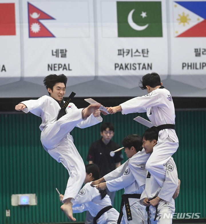 [성남=뉴시스] 김종택 기자 = 21일 경기도 성남실내체육관에서 열린 '2023 성남 세계태권도한마당'에서 종합격파 부문에 출전한 선수들이 멋진 기량을 선 보이고 있다. 이번 태권도한마당에는 57개국 4500여명의 세계 태권도인들이 격파와 창작 폼새, 태권체조 등 13개 종목 71개 부문에서 경연을 펼친다. 2023.07.21. jtk@newsis.com