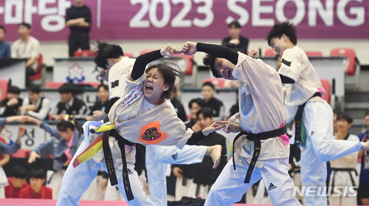 [성남=뉴시스] 김종택 기자 = 21일 경기도 성남실내체육관에서 열린 '2023 성남 세계태권도한마당'에서 태권체조 부문에 출전한 선수들이 멋진 기량을 선 보이고 있다. 이번 태권도한마당에는 57개국 4500여명의 세계 태권도인들이 격파와 창작 폼새, 태권체조 등 13개 종목 71개 부문에서 경연을 펼친다. 2023.07.21. jtk@newsis.com