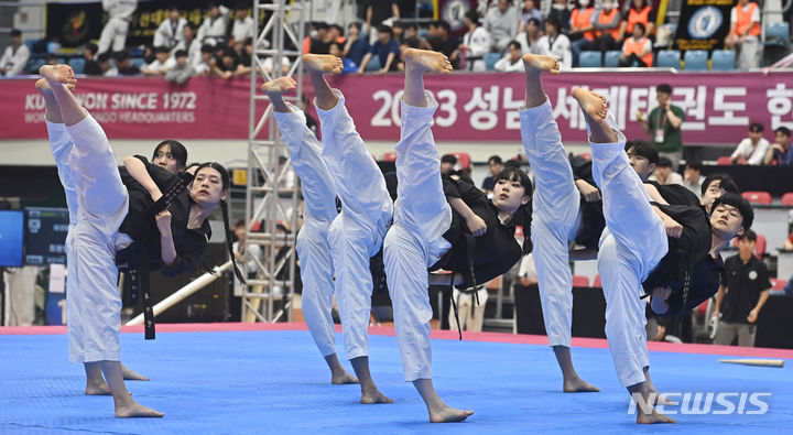 [성남=뉴시스] 김종택 기자 = 21일 경기도 성남실내체육관에서 열린 '2023 성남 세계태권도한마당'에서 태권체조 부문에 출전한 선수들이 멋진 기량을 선 보이고 있다. 이번 태권도한마당에는 57개국 4500여명의 세계 태권도인들이 격파와 창작 폼새, 태권체조 등 13개 종목 71개 부문에서 경연을 펼친다. 2023.07.21. jtk@newsis.com