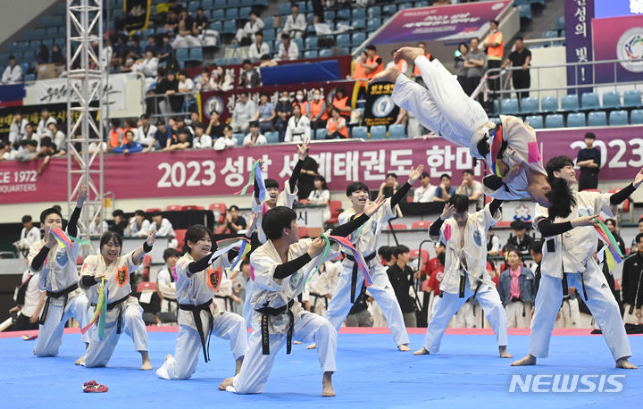 [성남=뉴시스] 김종택 기자 = 21일 경기도 성남실내체육관에서 열린 '2023 성남 세계태권도한마당'에서 태권체조 부문에 출전한 선수들이 멋진 기량을 선 보이고 있다. 이번 태권도한마당에는 57개국 4500여명의 세계 태권도인들이 격파와 창작 폼새, 태권체조 등 13개 종목 71개 부문에서 경연을 펼친다. 2023.07.21. jtk@newsis.com