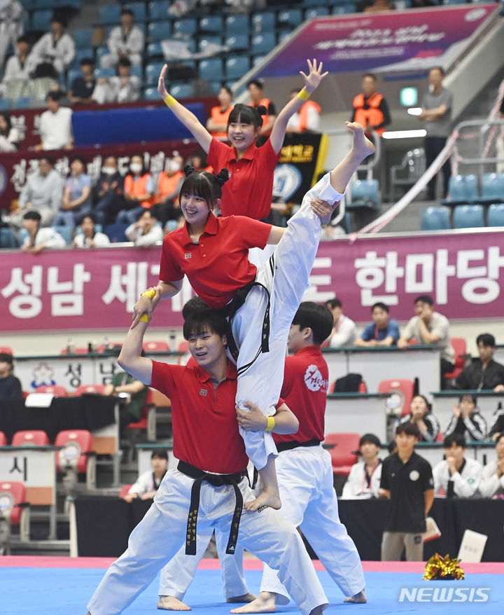 [성남=뉴시스] 김종택 기자 = 21일 경기도 성남실내체육관에서 열린 '2023 성남 세계태권도한마당'에서 태권체조 부문에 출전한 선수들이 멋진 기량을 선 보이고 있다. 이번 태권도한마당에는 57개국 4500여명의 세계 태권도인들이 격파와 창작 폼새, 태권체조 등 13개 종목 71개 부문에서 경연을 펼친다. 2023.07.21. jtk@newsis.com