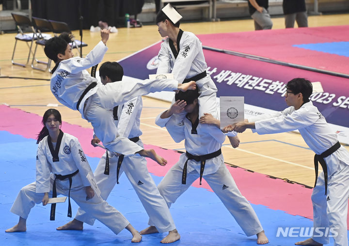 [성남=뉴시스] 김종택 기자 = 21일 경기도 성남실내체육관에서 열린 '2023 성남 세계태권도한마당'에서 종합격파 부문에 출전한 선수들이 멋진 기량을 선 보이고 있다. 이번 태권도한마당에는 57개국 4500여명의 세계 태권도인들이 격파와 창작 폼새, 태권체조 등 13개 종목 71개 부문에서 경연을 펼친다. 2023.07.21. jtk@newsis.com
