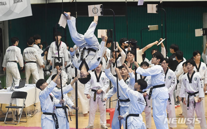 [성남=뉴시스] 김종택 기자 = 21일 경기도 성남실내체육관에서 열린 '2023 성남 세계태권도한마당'에서 종합격파 부문에 출전한 선수들이 멋진 기량을 선 보이고 있다. 이번 태권도한마당에는 57개국 4500여명의 세계 태권도인들이 격파와 창작 폼새, 태권체조 등 13개 종목 71개 부문에서 경연을 펼친다. 2023.07.21. jtk@newsis.com