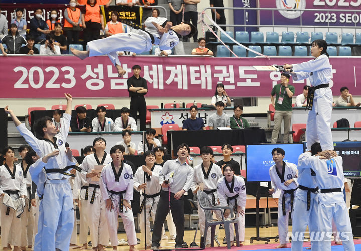 [성남=뉴시스] 김종택 기자 = 21일 경기도 성남실내체육관에서 열린 '2023 성남 세계태권도한마당'에서 종합격파 부문에 출전한 선수들이 멋진 기량을 선 보이고 있다. 이번 태권도한마당에는 57개국 4500여명의 세계 태권도인들이 격파와 창작 폼새, 태권체조 등 13개 종목 71개 부문에서 경연을 펼친다. 2023.07.21. jtk@newsis.com