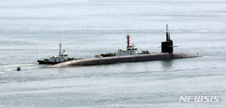 [부산=뉴시스] 하경민 기자 = 미국 오하이오급 핵추진 탄도유도탄 잠수함 '켄터키함'(SSBN-737)이 21일 부산 남구 해군작전사령부 부산작전기지에서 출항하고 있다. 켄터키함에는 전술핵탄두를 장착할 수 있는 잠수함발사탄도미사일(SLBM) '트라이던트-Ⅱ'를 최대 24기 탑재할 수 있다. 2023.07.21. yulnetphoto@newsis.com