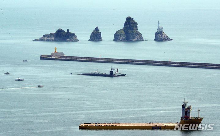 [부산=뉴시스] 하경민 기자 = 미국 오하이오급 핵추진 탄도유도탄 잠수함 '켄터키함'(SSBN-737)이 21일 부산 남구 해군작전사령부 부산작전기지에서 출항하고 있다. 켄터키함에는 전술핵탄두를 장착할 수 있는 잠수함발사탄도미사일(SLBM) '트라이던트-Ⅱ'를 최대 24기 탑재할 수 있다. 2023.07.21. yulnetphoto@newsis.com