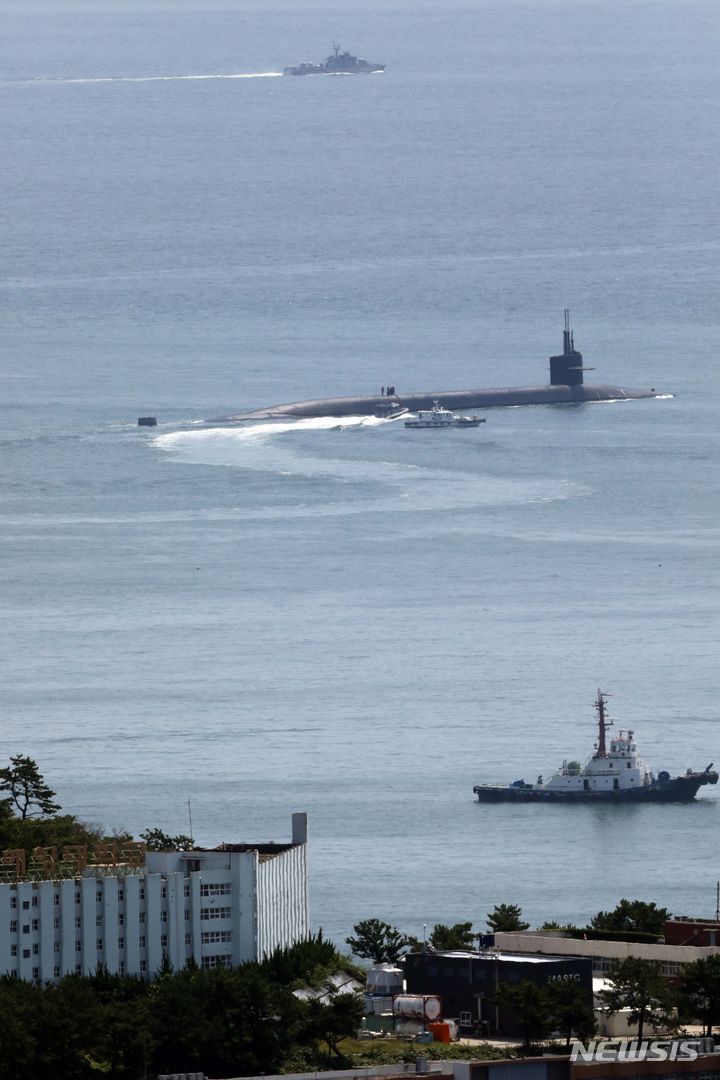 [부산=뉴시스] 하경민 기자 = 미국 오하이오급 핵추진 탄도유도탄 잠수함 '켄터키함'(SSBN-737)이 21일 부산 남구 해군작전사령부 부산작전기지에서 출항하고 있다. 켄터키함에는 전술핵탄두를 장착할 수 있는 잠수함발사탄도미사일(SLBM) '트라이던트-Ⅱ'를 최대 24기 탑재할 수 있다. 2023.07.21. yulnetphoto@newsis.com