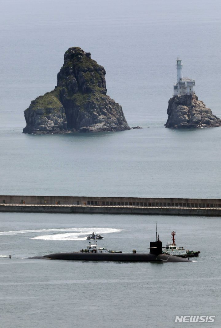 [부산=뉴시스] 하경민 기자 = 미국 오하이오급 핵추진 탄도유도탄 잠수함 '켄터키함'(SSBN-737)이 21일 부산 남구 해군작전사령부 부산작전기지에서 출항하고 있다. 켄터키함에는 전술핵탄두를 장착할 수 있는 잠수함발사탄도미사일(SLBM) '트라이던트-Ⅱ'를 최대 24기 탑재할 수 있다. 2023.07.21. yulnetphoto@newsis.com