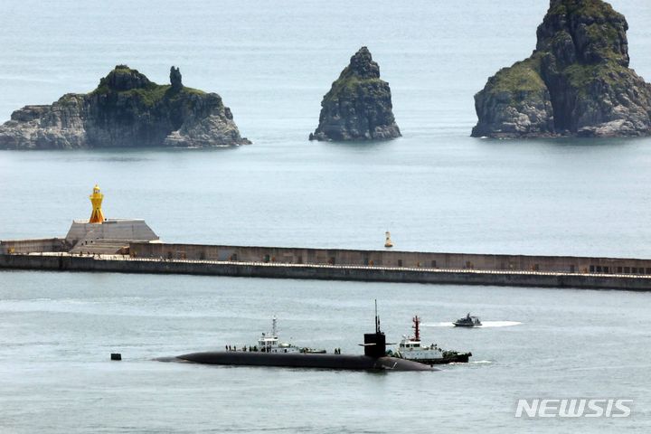 [부산=뉴시스] 하경민 기자 = 미국 오하이오급 핵추진 탄도유도탄 잠수함 '켄터키함'(SSBN-737)이 21일 부산 남구 해군작전사령부 부산작전기지에서 출항하고 있다. 켄터키함에는 전술핵탄두를 장착할 수 있는 잠수함발사탄도미사일(SLBM) '트라이던트-Ⅱ'를 최대 24기 탑재할 수 있다. 2023.07.21. yulnetphoto@newsis.com