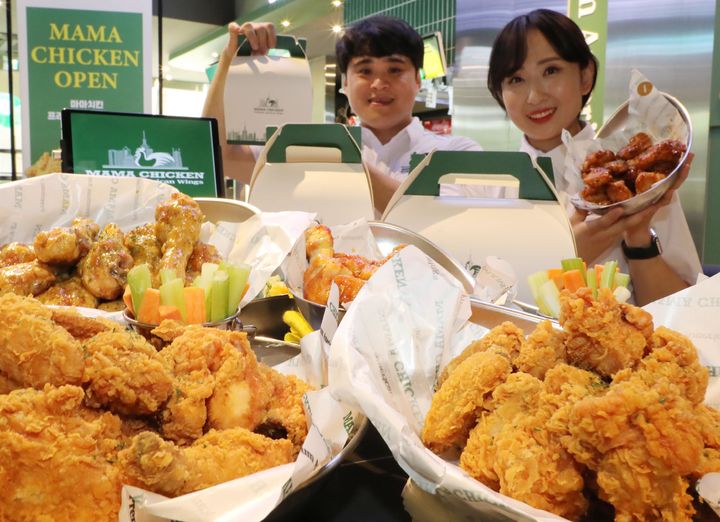 [서울=뉴시스] 21일 서울 마포구 용강동 마마치킨 마포점에서 직원들이 대표 메뉴를 소개하고 있다. 마마치킨은 한국파파존스가 새롭게 론칭한 치킨 프랜차이즈다. (사진=한국파파존스 제공) 2023.07.21. photo@newsis.com *재판매 및 DB 금지