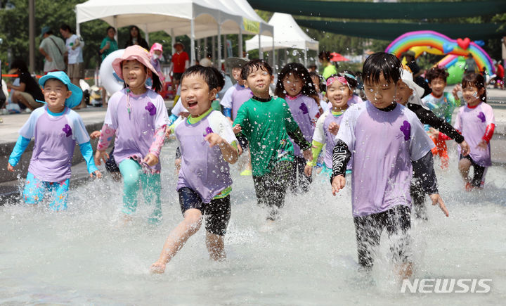 [서울=뉴시스] 최진석 기자 = 절기상 중복인 21일 서울 송파구 성내천 물놀이장을 찾은 어린이들이 물놀이를 즐기고 있다. 2023.07.21. myjs@newsis.com