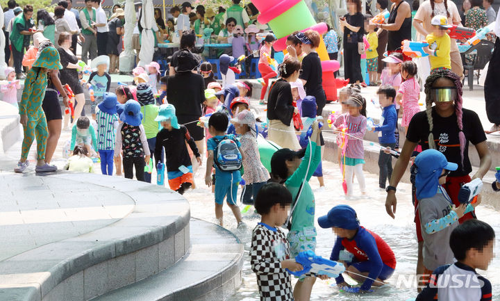 [서울=뉴시스] 최진석 기자 = 절기상 중복인 21일 서울 송파구 성내천 물놀이장을 찾은 어린이들이 물놀이를 즐기고 있다. 2023.07.21. myjs@newsis.com