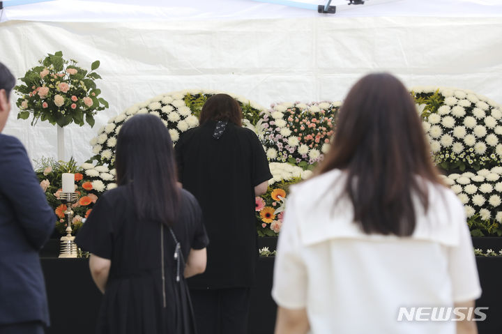 [서울=뉴시스] 김근수 기자 = 21일 서울 서초구 강남서초교육지원청에 마련된 추모공간에서 시민들이 조문하고 있다. 2023.07.21. ks@newsis.com