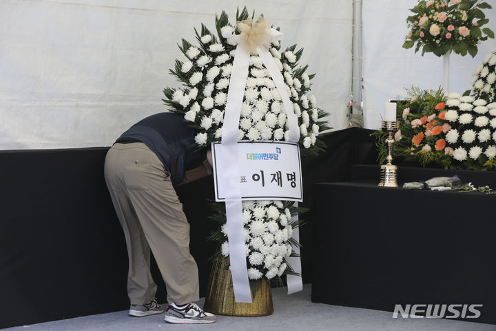 [서울=뉴시스] 김근수 기자 = 이재명 더불어민주당 대표 화환이 21일 서울 서초구 강남서초교육지원청에 마련된 추모공간에 놓여져 있다. 2023.07.21. ks@newsis.com