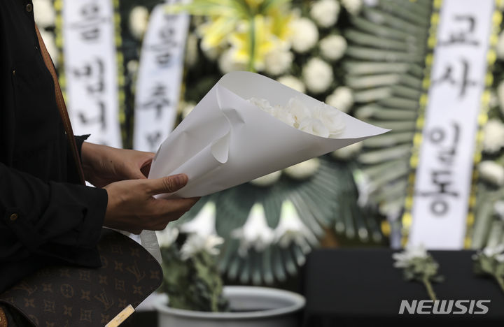 [서울=뉴시스] 김근수 기자 = 21일 서울 서초구 강남서초교육지원청에 마련된 추모공간에서 한 교사가 조문하고 있다. 2023.07.21. ks@newsis.com