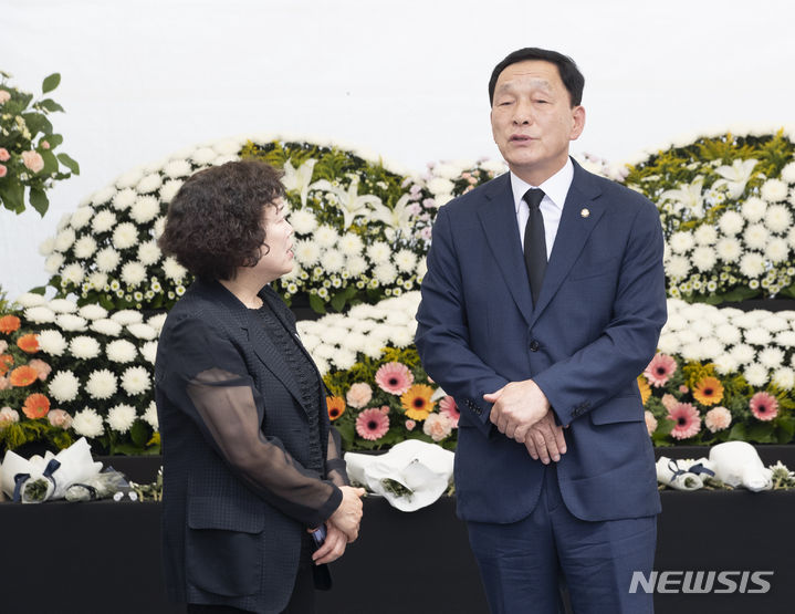 [서울=뉴시스] 김근수 기자 = 김철민 국회 교육위원회 위원장이 21일 오후 서울 서초구 강남서초교육지원청에 마련된 추모공간을 방문하고 있다. 2023.07.21. ks@newsis.com