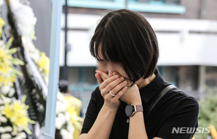[서울=뉴시스] 김근수 기자 = 21일 오후 서울 서초구 강남서초교육지원청에 마련된 추모공간에서 한 선생님이 눈물을 보이고 있다. 2023.07.21. ks@newsis.com