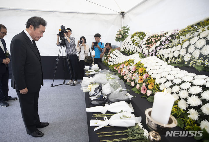 [서울=뉴시스] 김근수 기자 = 이낙연 전 국무총리가 21일 오후 서울 서초구 강남서초교육지원청에 마련된 추모공간을 방문해 조문하고 있다. 2023.07.21. ks@newsis.com