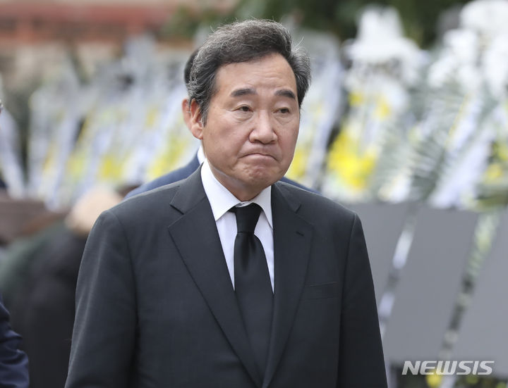 [서울=뉴시스] 김근수 기자 = 이낙연 전 국무총리가 21일 오후 서울 서초구 강남서초교육지원청에 마련된 추모공간을 방문하고 있다. 2023.07.21. ks@newsis.com