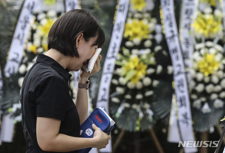 [서울=뉴시스] 김근수 기자 = 21일 오후 서울 서초구 강남서초교육지원청에 마련된 추모공간에서 한 선생님이 눈물을 보이고 있다. 2023.07.21. ks@newsis.com