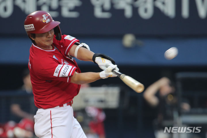 [서울=뉴시스] 권창회 기자 = 21일 오후 서울 송파구 잠실야구장에서 열린 2023 KBO리그 SSG랜더스 대 LG 트윈스 경기, 4회 초 2사 주자 2루서 SSG 김성현이 1타점 적시타를 치고 있다. 2023.07.21. kch0523@newsis.com