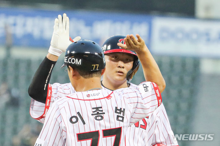 [서울=뉴시스] 권창회 기자 = 지난 2023년 7월21일 오후 서울 송파구 잠실야구장에서 열린 2023 KBO리그 SSG랜더스 대 LG 트윈스 경기, 4회 말 2사 주자 2루서 LG 이재원이 1타점 적시타를 친 뒤 이종범 코치와 하이파이브를 하고 있다. 2023.07.21. kch0523@newsis.com