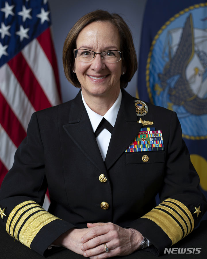 [워싱턴=AP/뉴시스]여성 최초로 미 해군 참모총장 후보로 지명된 리사 프란체티 제독. 2023.7.22.