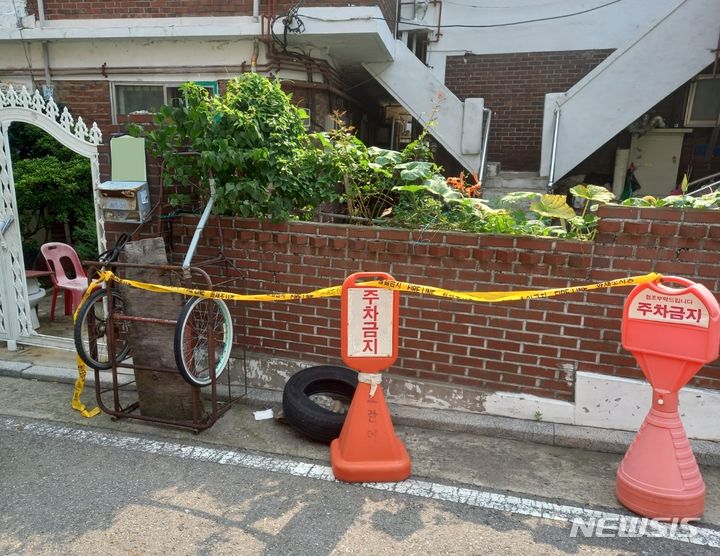 [인천=뉴시스] 김동영 기자 = 21일 오후 인천 부평구 부개동 한 주택 앞에 테러 의심으로 신고된 국제우편물이 놓여있다. (사진=인천소방본부 제공) 2023.07.21. photo@newsis.com 