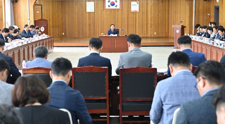 성낙인 군수가 상반기 주요업무 추진상황 평가보고회를 주재하고 있다.  *재판매 및 DB 금지