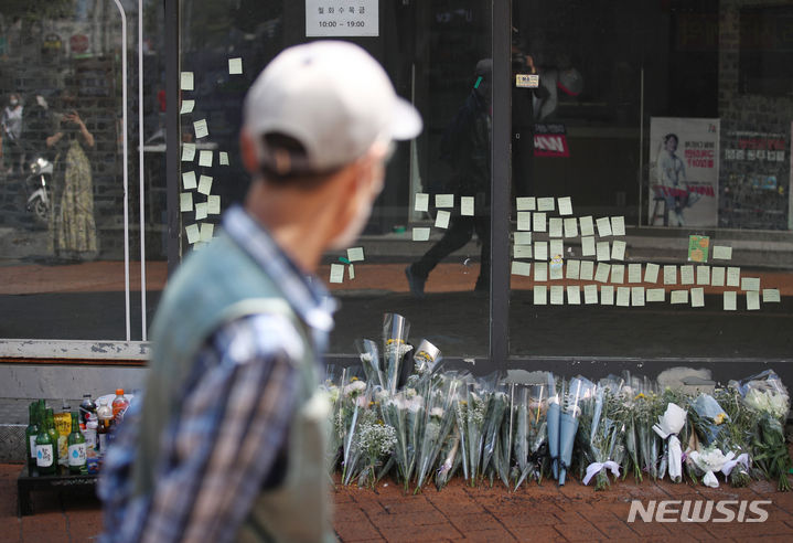 [서울=뉴시스] 김진아 기자 =  경찰이 서울 관악구 신림동에서 행인에게 흉기를 휘둘러 1명을 숨지게 하고 3명에게 중상을 입힌 혐의를 받는 조모(33)씨에 대한 구속영장을 신청했다. 사진은 22일 범행 현장에 추모공간이 마련돼 있는 모습. 2023.07.22. bluesoda@newsis.com