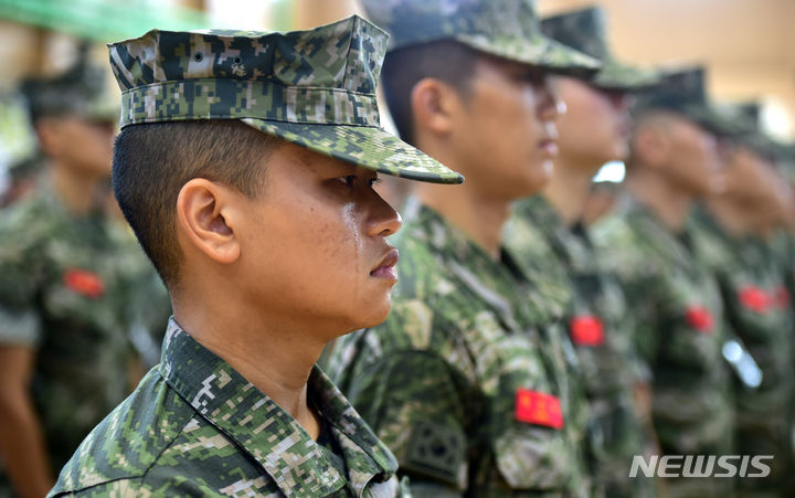 [포항=뉴시스] 이무열 기자 = 22일 오전 경북 포항시 남구 해병대 1사단 내 김대식 관에서 엄수된 고 채수근 상병 영결식에서 한 해병대원이 눈물을 흘리고 있다. 채 상병은 집중호우 피해지역인 경북 예천군에서 실종자 수색 중 급류에 휩쓸려 순직했다. 2023.07.22. lmy@newsis.com