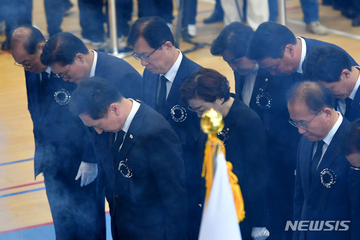 [포항=뉴시스] 이무열 기자 = 김기현 국민의힘 당대표와 윤재옥 원내대표 등 국회위원들이 22일 경북 포항시 남구 해병대 1사단 내 김대식 관에서 엄수된 고 채수근 상병 영결식에서 묵념하고 있다. 채 상병은 집중호우 피해지역인 경북 예천군에서 실종자 수색 도중 급류에 휩쓸려 순직했다. 2023.07.22. lmy@newsis.com