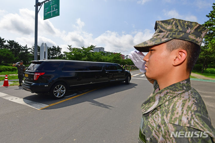 [포항=뉴시스] 이무열 기자 = 22일 오전 경북 포항시 남구 해병대 1사단 내 김대식 관에서 엄수된 고 채수근 상병 영결식에서 해병대원들이 채 상병의 마지막 길을 배웅하고 있다. 채 상병은 집중호우 피해지역인 경북 예천군에서 실종자 수색 도중 급류에 휩쓸려 순직했다. 2023.07.22. lmy@newsis.com