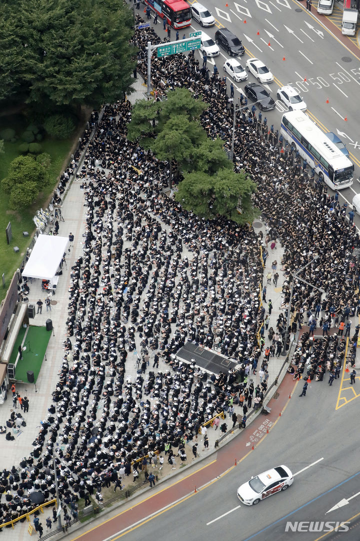 [서울=뉴시스] 최동준 기자 = 전국의 교사들이 22일 서울 종로구 보신각 앞에서 서이초 교사 사망 사건에 대한 추도식 및 교사 생존권을 위한 집회를 열고 진상 규명과 교권확립 대책 마련을 촉구하고 있다. 2023.07.22. photocdj@newsis.com