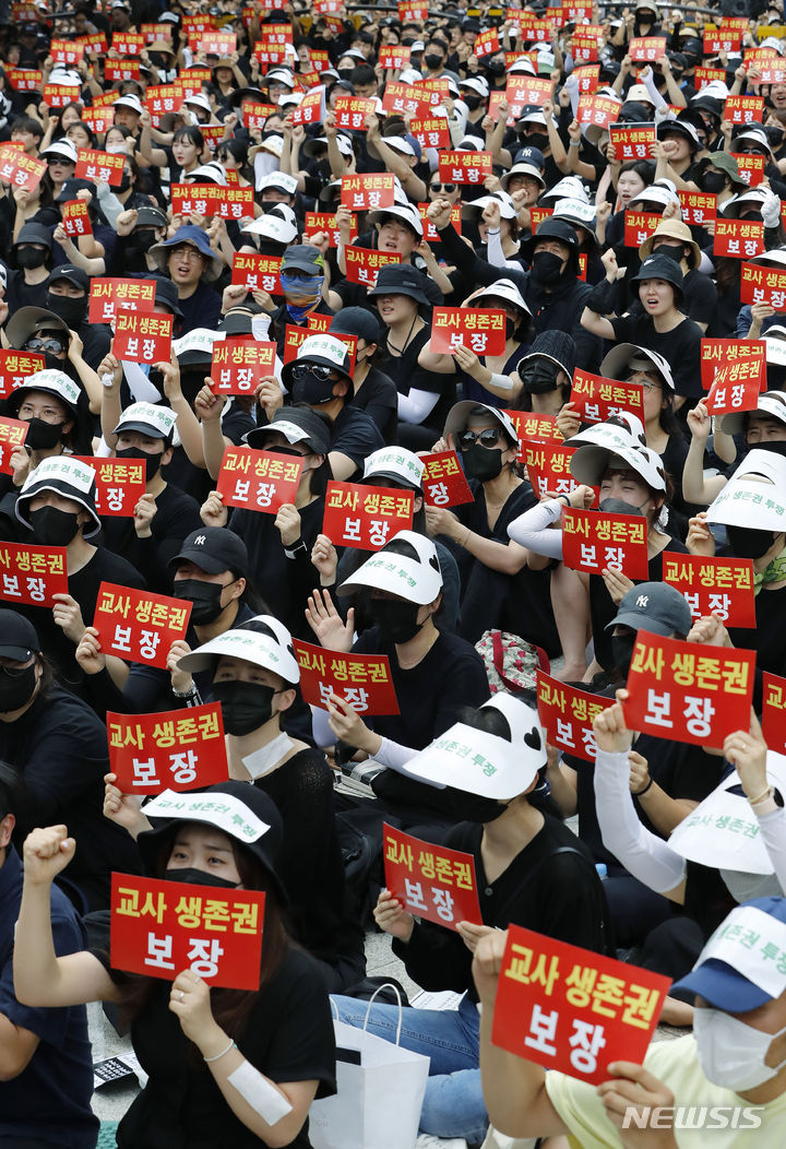 [서울=뉴시스] 최동준 기자 = 전국의 교사들이 22일 서울 종로구 보신각 앞에서 서이초 교사 사망 사건에 대한 추도식 및 교사 생존권을 위한 집회를 열고 진상 규명과 교권확립 대책 마련을 촉구하고 있다. 2023.07.22. photocdj@newsis.com