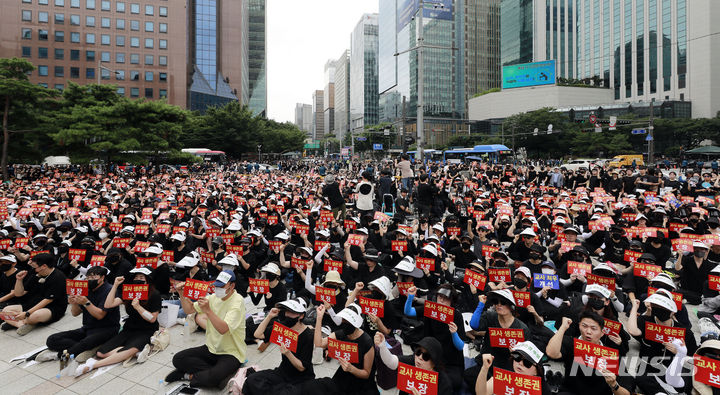 [서울=뉴시스] 최동준 기자 = 전국의 교사들이 22일 서울 종로구 보신각 앞에서 서이초 교사 사망 사건에 대한 추도식 및 교사 생존권을 위한 집회를 열고 진상 규명과 교권확립 대책 마련을 촉구하고 있다. 2023.07.22. photocdj@newsis.com