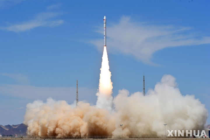 [주취안=신화/뉴시스]중국 민간 기업이 개발한 상업용 운반 로켓 ﻿CERES-2﻿의 첫 비행 시험이 17일 실패로 끝났다. 사진은 2023년 7월22일 중국 민간 운반로켓 CERES-1 Y6이 주취안 위성발사센터에서 위성 2기를 싣고 발사되는 모습. 2026.01.17 