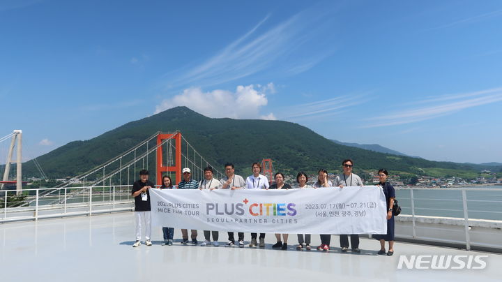 [남해=뉴시스] 홍정명 기자='플러스 시티즈' 사전답사여행 참여 국내 여행사들 남해 '남해각' 방문.(사진=경남관광재단 제공)2023.07.23. photo@newsis.com