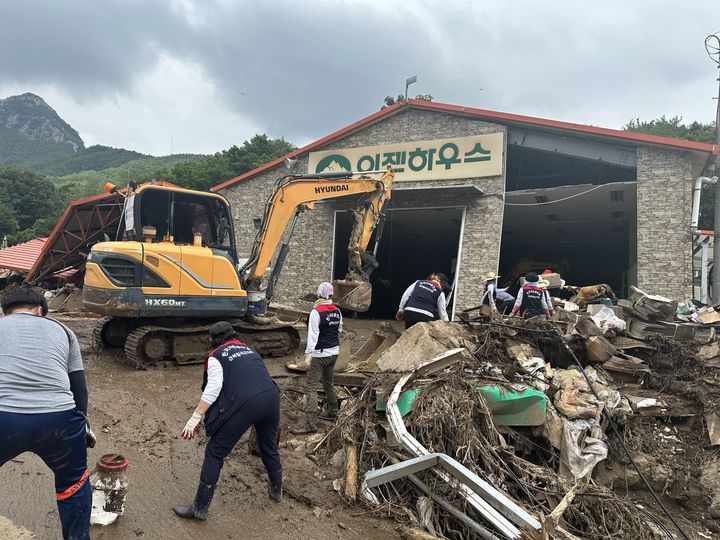 [안동=뉴시스] 한국자유총연맹 경북도지부 회원들이 지난 22일 문경시 동로면 일대에서 복구 작업을 펼치고 있다. (사진=경북도 제공) 2023.07.23 *재판매 및 DB 금지