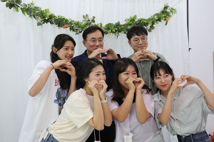 [서울=뉴시스]LG디스플레이 신임 최고경영자로 정철동 LG이노텍 사장이 선임됐다. 사진은 지난 7월 23일 LG이노텍 구미 사업장에서 열린 'CEO컴앤컴' 행사에서 정철동 사장과 직원들이 '인생네컷'을 함께 찍고 있다. (사진 = LG이노텍) 2023.7.23. photo@newsis.com *재판매 및 DB 금지