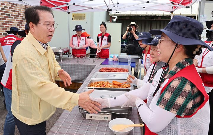 [괴산=뉴시스] 강신욱 기자 = 송인헌 충북 괴산군수가 22일 감물면 한 마을에서 수해 이재민들에게 특식 제공 등 구호활동을 하는 전국재해구호협회 봉사자들을 격려하고 고마움을 전하고 있다. (사진=괴산군 제공) 2023.07.23. photo@newsis.com *재판매 및 DB 금지