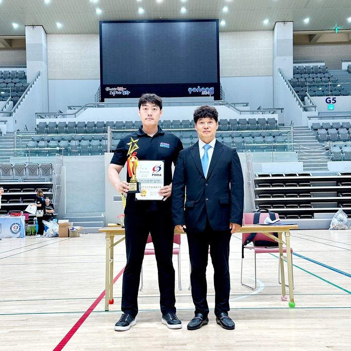 [포항=뉴시스] 강진구 기자 = 경북 포항시합기도협회(회장 이재구)는 22일 포항실내체육관에서 '2023 포항시합기도협회장기 대회'를 개최했다고 23일 밝혔다.사진은 최우수 MVP지도자상을 받은 카리스마명성합기도 최진모 관장.(사진=포항시합기도협회 제공) 2023.07.23.photo@newsis.com *재판매 및 DB 금지