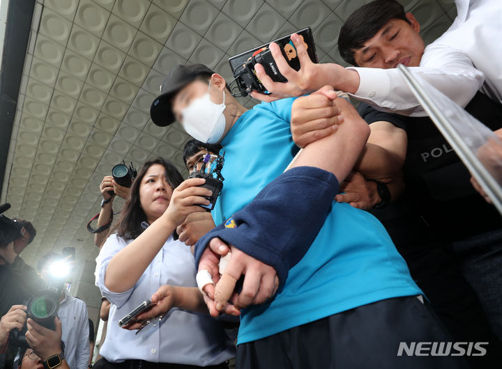 [서울=뉴시스] 김명년 기자 = '신림동 묻지마 칼부림 사건'을 계기로 뚜렷한 동기 없이 불특정 다수를 대상으로 적대감을 표출하는 이른바 '묻지마 범죄' 대책을 마련해야 한다는 지적이 나온다. 사진은 지난 23일 오후 서울 관악경찰서에서 '신림동 칼부림' 피의자 조모(33)씨가 영장실질심사를 위해 이동하는 모습. 2023.07.23. kmn@newsis.com