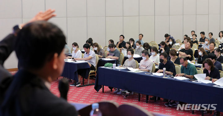 [서울=뉴시스] 김금보 기자 = 23일 서울 광진구 세종대학교 광개토관 컨벤션홀에서 열린 '종로학원 2024 수시정시 합격 예상 점수 공개 및 수험생 지원전략 설명회'에서 학부모들이 강사의 입시 전략 설명을 듣고 있다. 2023.07.23. kgb@newsis.com