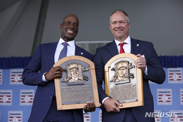 [뉴욕=AP/뉴시스] 현역 시절 메이저리그(MLB) 최고 3루수로 활약한 스콧 롤렌(사진 오른쪽)과 통산 493개의 홈런을 때려낸 프레드 맥그리프가 명예의 전당에 입성했다. 2023.07.24