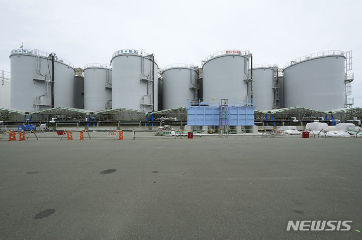 [후쿠시마=AP/뉴시스]일본 후쿠시마(福島) 제1 원자력발전소 오염수(일본 정부 명칭 처리수) 보관 탱크의 해체 작업이 14일 이후로 연기됐다고 현지 공영 NHK가 13일 보도했다. 사진은 2023년 7월 14일 일본 후쿠시마 제1 원전 오염수 탱크의 모습. 2025.02.13.